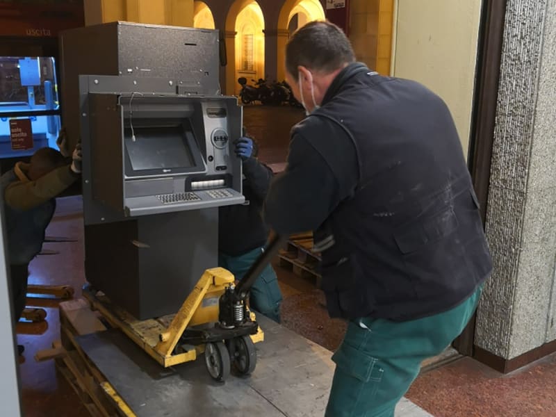 Installazione ATM in filiale bancaria, MITSafetrans settore Banking